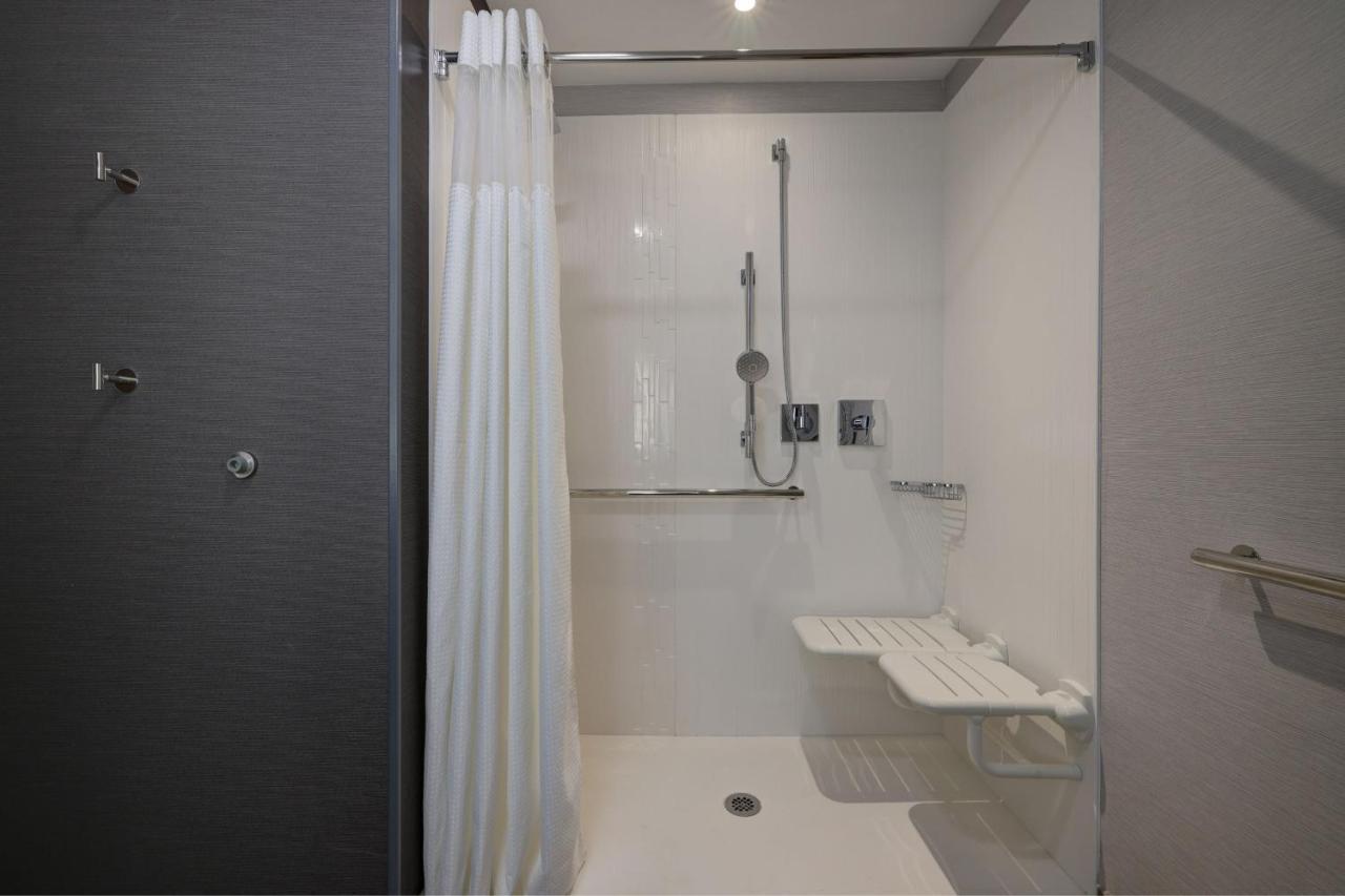 Courtyard By Marriott Iowa City University Heights Екстер'єр фото